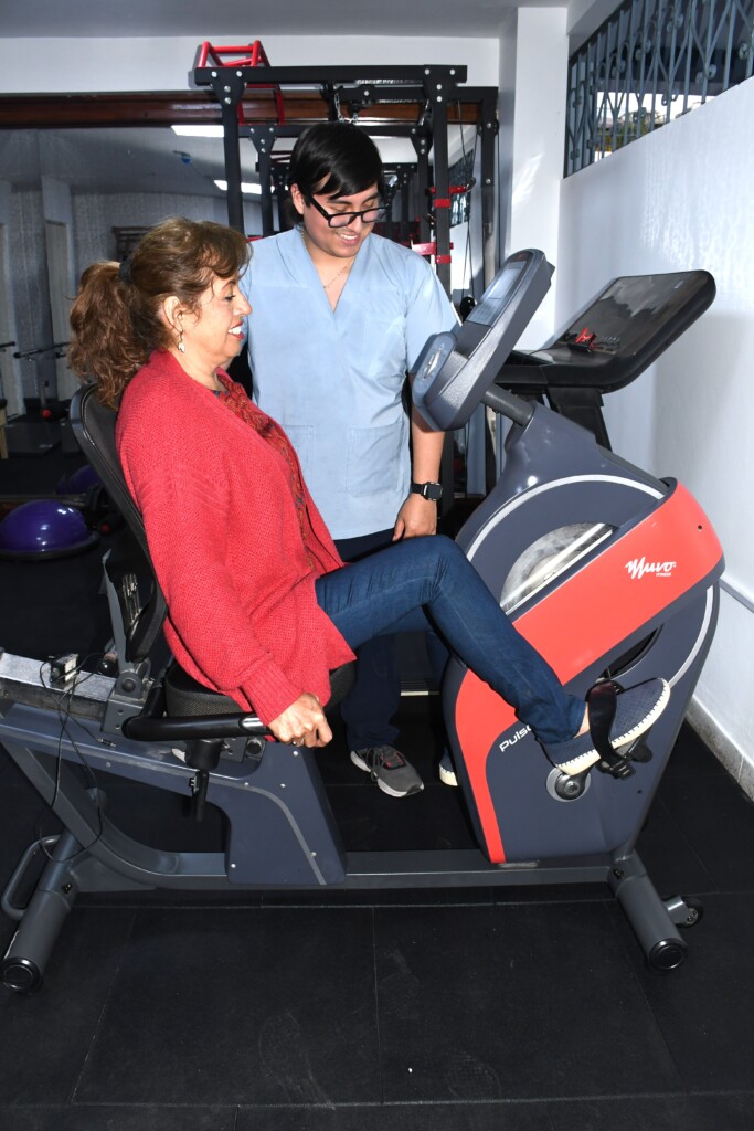 masbienestar - adulta en la maquina del gym