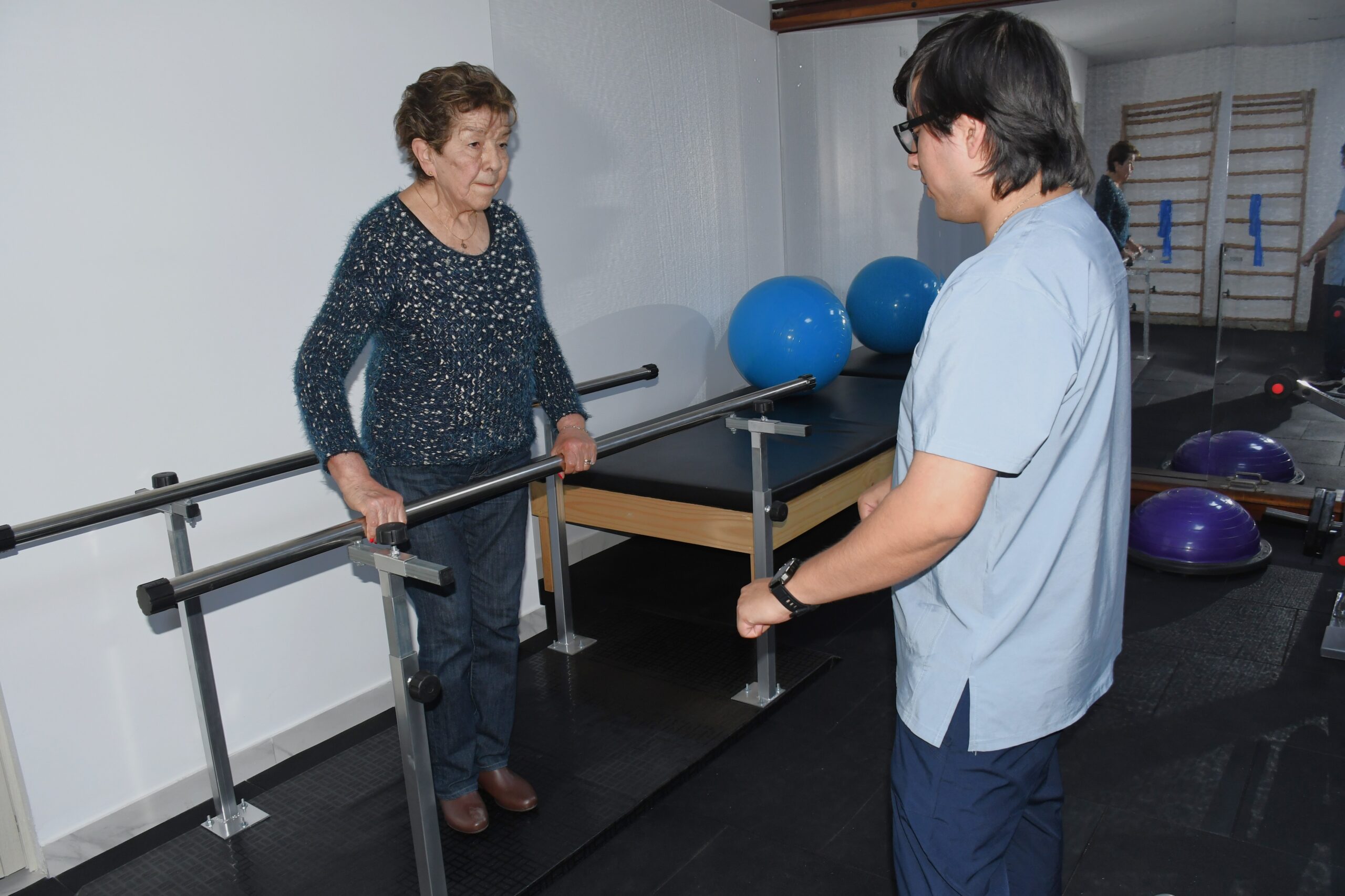 masbienestar - adulta mayor en las barras del gym